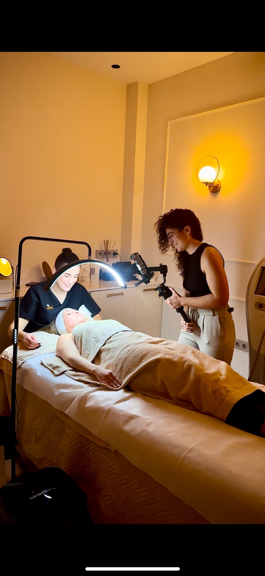 Merce Sierra grabando con estabilizador en un centro de estética